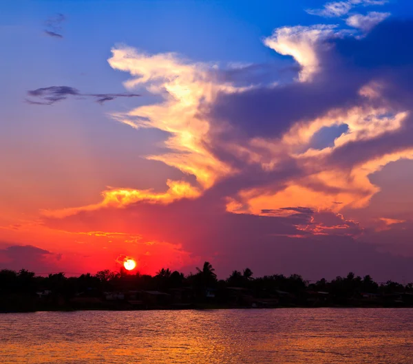 夕焼け空と雲の自然の背景 — ストック写真