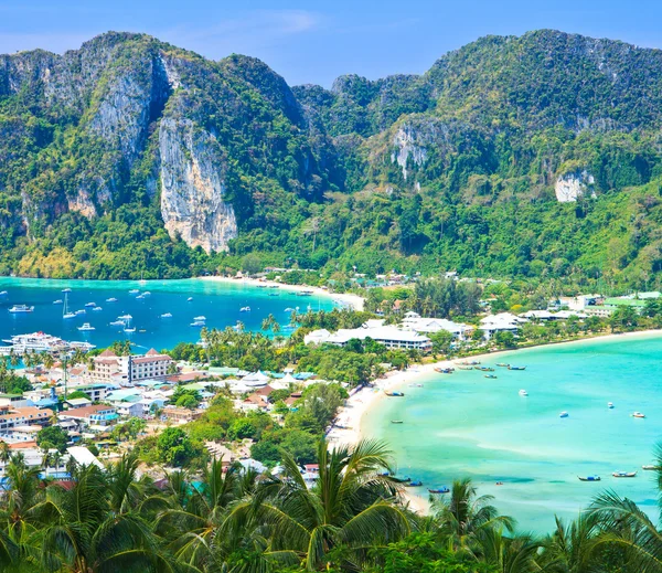 Blick tropische Insel mit Resorts - phi-phi island, krabi provin thailand — Stockfoto