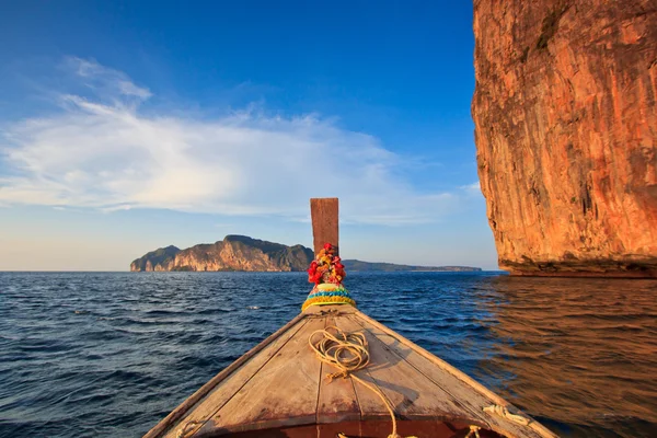 Statek przed nos Zobacz phi phi island Tajlandia — Zdjęcie stockowe