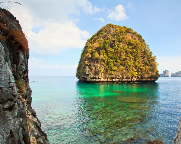 Blick auf die Maya Bay, Insel Phi Phi, Thailand — Stockfoto