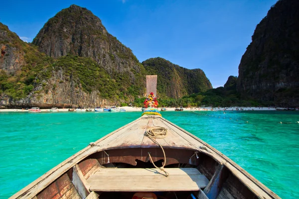 Loď nos přední Prohlédni phi phi island Thajsko — Stock fotografie