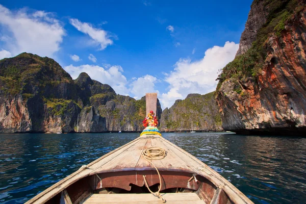 Fartyget näsa front Visa phi phi island thailand — Stockfoto