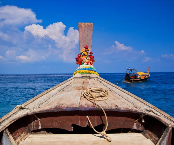 Loď nos přední Prohlédni phi phi island Thajsko — Stock fotografie