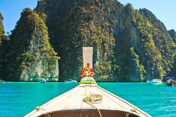 Fartyget näsa front Visa phi phi island thailand — Stockfoto