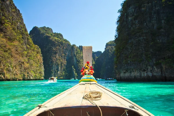 Fartyget näsa front Visa phi phi island thailand — Stockfoto