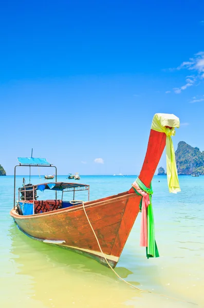 Barcos en el mar Phi Phi Island tailandia —  Fotos de Stock
