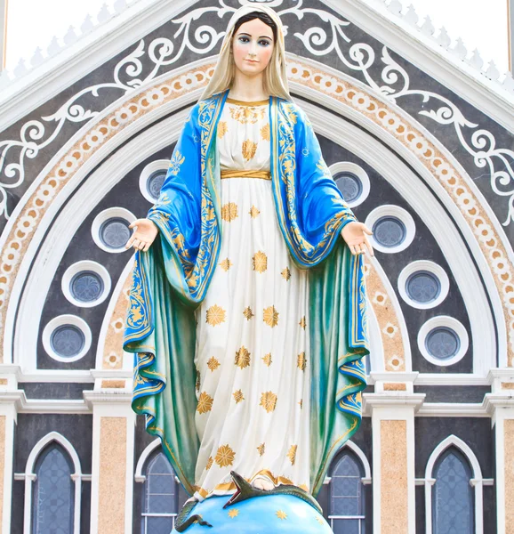 Jungfrau Maria Statue in römisch-katholischer Kirche — Stockfoto