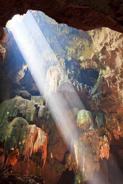 Prachtige grotten in nationaal park thailand — Stockfoto