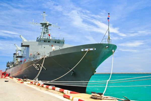 Slagskepp förtöjd i hamnen. böja med ankare och thailand — Stockfoto