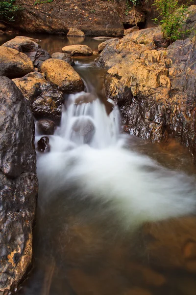 Wasserfall im Wald — Stockfoto