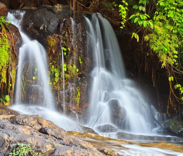 Vattenfall i skogen — Stockfoto