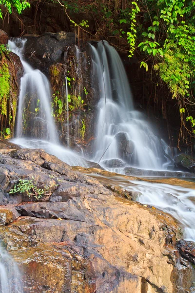 Vattenfall i skogen — Stockfoto