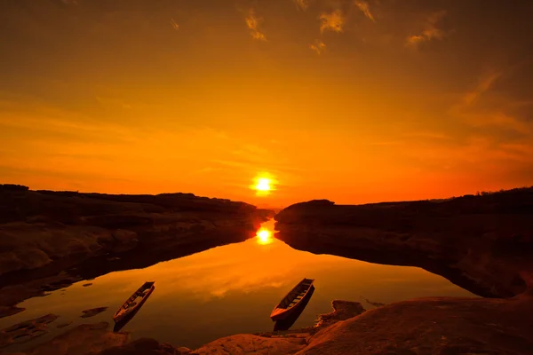 Prachtige zonsopgang schip — Stockfoto