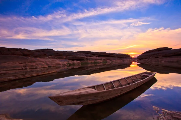 Krásný východ slunce loď — Stock fotografie