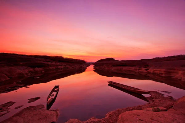 Wunderschönes Schiff zum Sonnenaufgang — Stockfoto