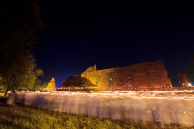 elinde bir tapınak etrafında yanan mumlar ile yürüme