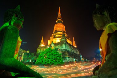 elinde bir tapınak etrafında yanan mumlar ile yürüme