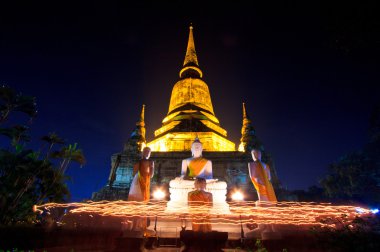 elinde bir tapınak etrafında yanan mumlar ile yürüme