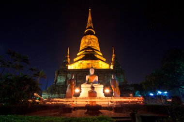 elinde bir tapınak etrafında yanan mumlar ile yürüme