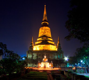 elinde bir tapınak etrafında yanan mumlar ile yürüme