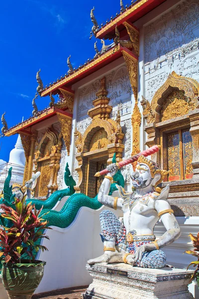 Gigantyczny posąg wat bana den świątyni — Zdjęcie stockowe