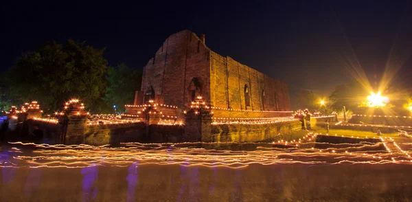 Caminar con velas encendidas en la mano alrededor de un templo —  Fotos de Stock