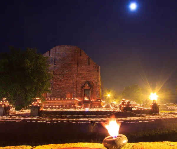Chodzenie z zapalonych świec w ręce wokół świątyni — Zdjęcie stockowe