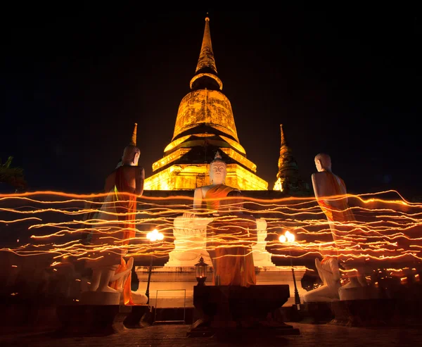 Gehen mit brennenden Kerzen in der Hand um einen Tempel — Stockfoto