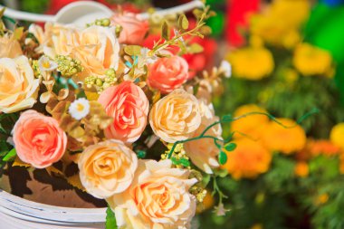 Bisiklet üzerinde plastik çiçek