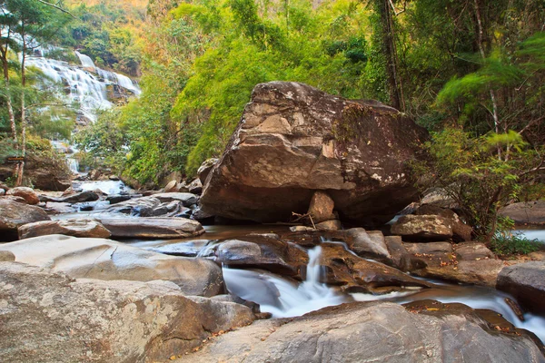 Cascada en el bosque — Foto de Stock