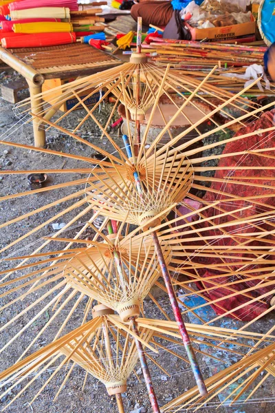 Деревянные зонтичные рамки — стоковое фото