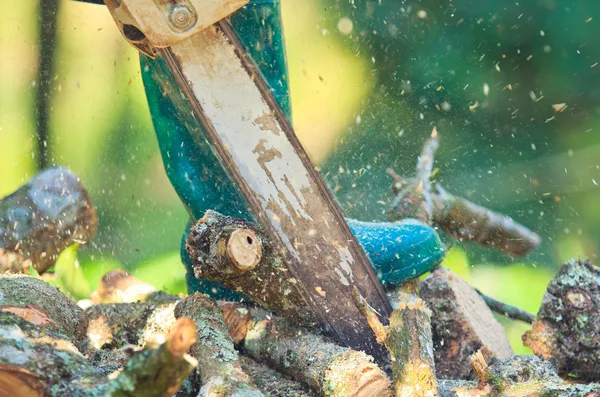 Man skär ved — Stockfoto