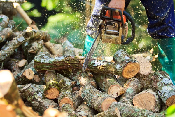 Людина різання дрова — стокове фото