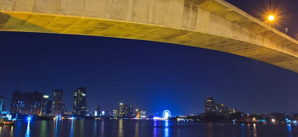 Brug over de rivier — Stockfoto