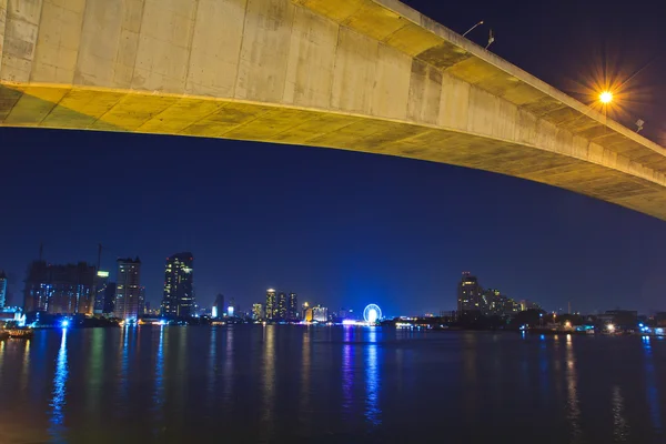 Brug over de rivier — Stockfoto