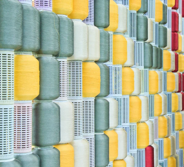 Borduurwerk kleurrijke draad spool in rijen — Stockfoto
