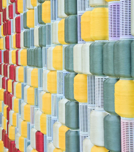 Bobine de fil coloré broderie en rangées — Photo