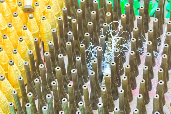 Kleurrijke draad spool in rijen — Stockfoto