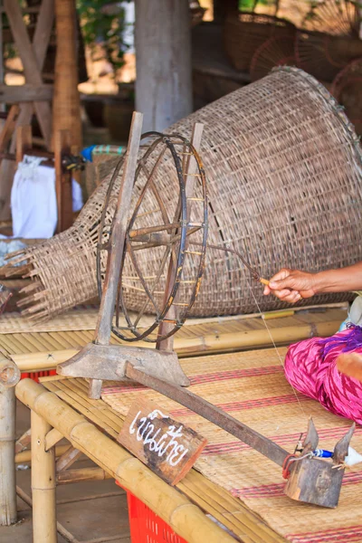 Витягування шовкової нитки з кокосу — стокове фото