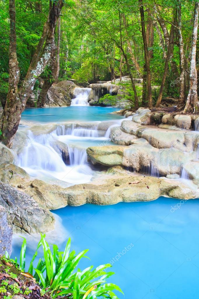 Arroyo cascada y azul — Fotos de Stock © Deerphoto #36898463
