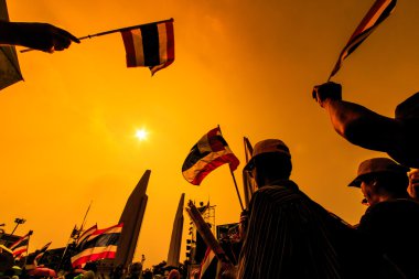 büyük bir grup için protestocular sokaklarında