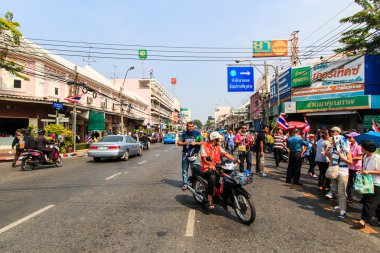 büyük bir grup için protestocular sokaklarında