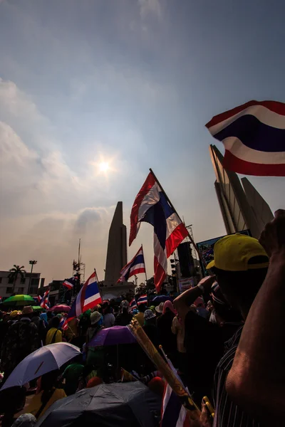 O grande grupo de manifestantes às ruas — Fotografia de Stock