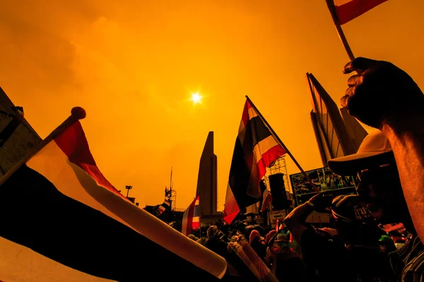 Le grand groupe de manifestants dans les rues — Photo