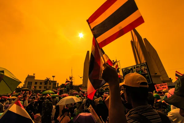 O grande grupo de manifestantes às ruas — Fotografia de Stock