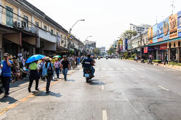 El gran grupo de manifestantes en las calles —  Fotos de Stock