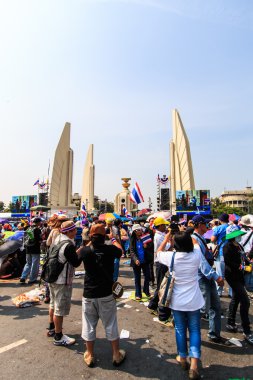büyük bir grup için protestocular sokaklarında