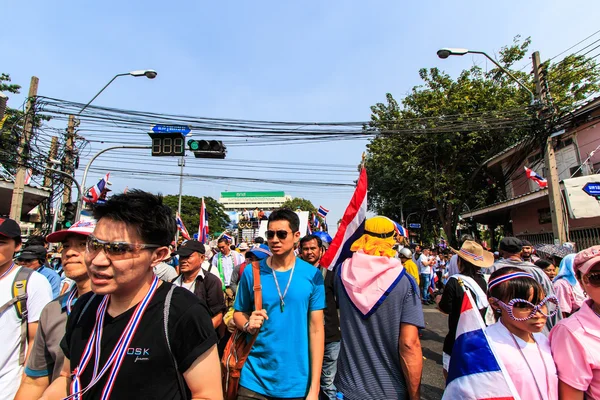 Le grand groupe de manifestants dans les rues — Photo