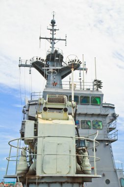 modern savaş gemisi üzerinde radar kulesi