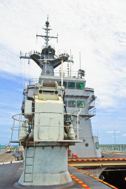 modern savaş gemisi üzerinde radar kulesi